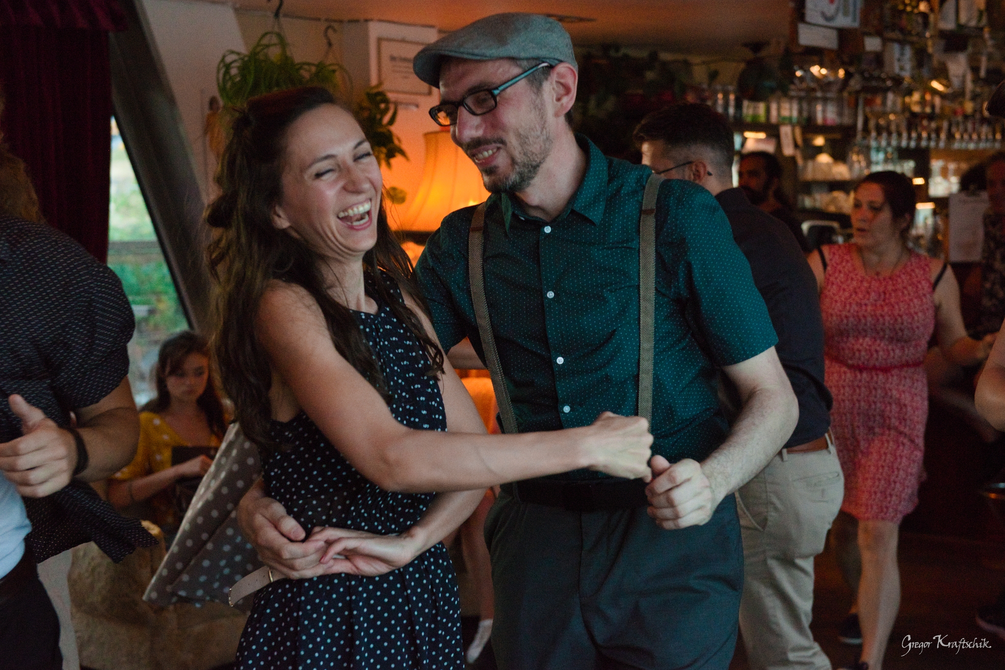 Silke und Gottfried haben Spaß beim Lindy Hop Tanzen auf einem Social der Tanzkommune Linz